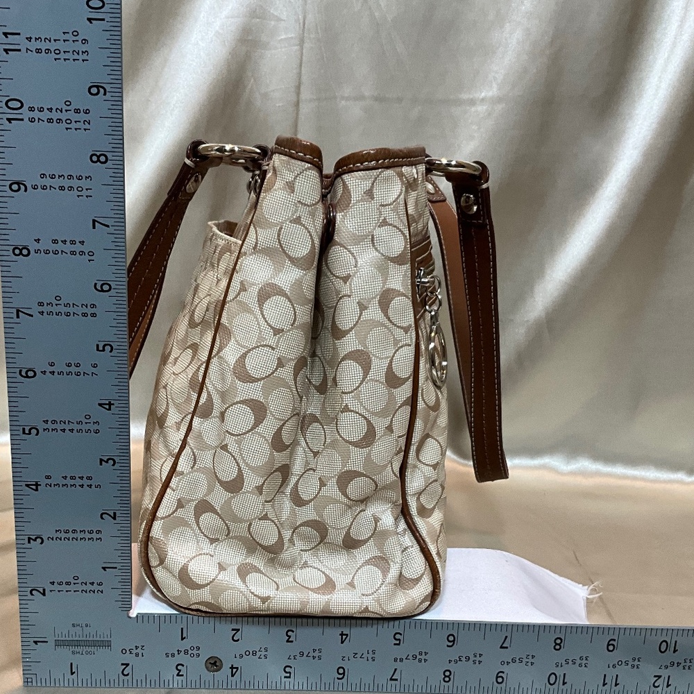 Coach shoulder bag with signature print.  Zipper closure.   14-H4Ba - Picture 6 of 9